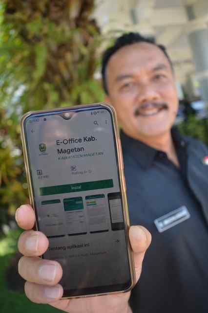 Kepala Diskominfo Kabupaten Magetan, Saif Muchlisun Menunjukan Aplikasi E-office. ( Norik/Magetan Today)