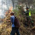 Aparat Gabungan Berupaya Memadamkan Api. (Norik/Magetan Today)