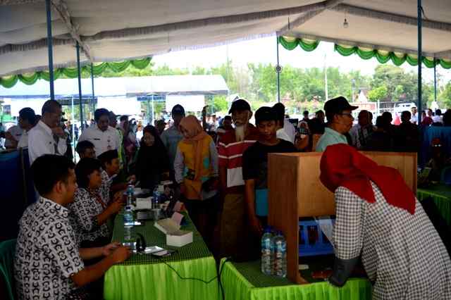 Bupati Magetan, Suprawoto Memantau Langsung Pilkades E-Voting Didesa Mantren, Kecamatan Karangrejo. (Norik/Magetan Today)
