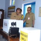 Bupati Magetan, Suprawoto, Melihat Kesiapan Perangkat Lunak e-Voting Pilkades. (Norik/Magetan Today)