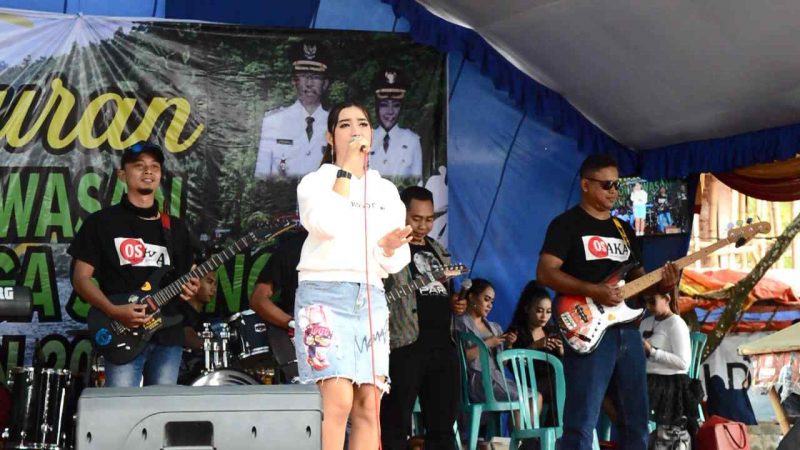 Penampilan Biduan Musik Dangdut Di Telaga Sarangan. ( Norik/Magetan Today).