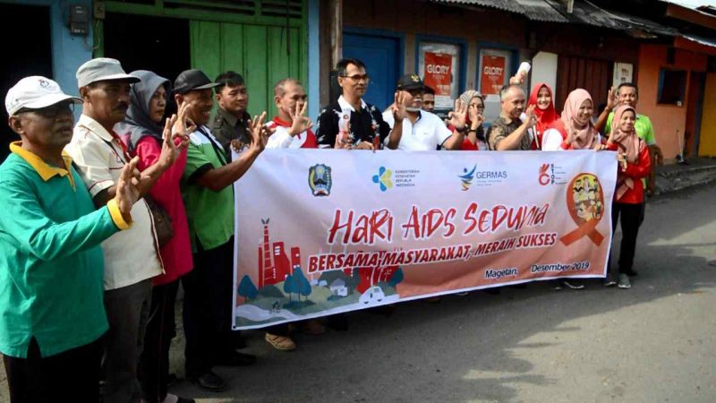 Sosialisasi Bahaya Virus HIV Dinas Kesehatan Kabupaten Magetan dan Sejumlah Lembaga Pemerhati Penyakit AIDS di Area Pasar Penampungan Magetan. ( Norik/Magetan). 