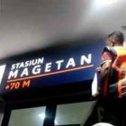 Petugas Memasang Papan Informasi display Stasiun Magetan.