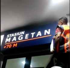 Petugas Memasang Papan Informasi display Stasiun Magetan.