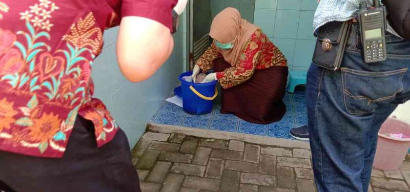 Mayat Bayi Ketika Ditemukan dalam Ember Di Kamar Mandi Salah Satu Ponpes di Kecamatan Plaosan. ( Norik/Magetan Today)