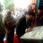 Kepala Perpus Nasional, Muhammad Syarif Bando, Teken Prasasti Peresmian Gedung Baru Perpusda Magetan. ( Norik/Magetan Today)