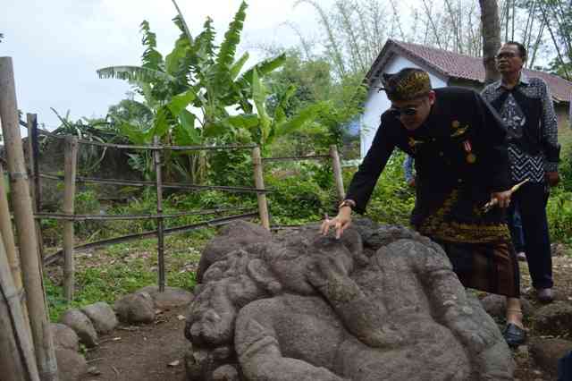 Anggota DPD RI, Gusti Arya Melihat Langsung Situs Ganesha Gimbal Didesa Bangsri, Kecamatan Ngariboyo. ( Norik/Magetan Today).