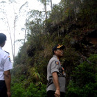 Kapolres Magetan, AKBP Muhamad Riffai, Memantau Tebing Yang Rawan Longsor Di Jalur Jalan Tembus Magetan - Karanganyar. (Norik/Magetan Today)