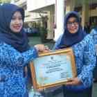 Dirut BPRS Magetan, Endang Kundarti Menerima Piagam BUMD Award Dari Wabup Magetan, Nanik Endang Rusminiarti, Senin ( 23/12).