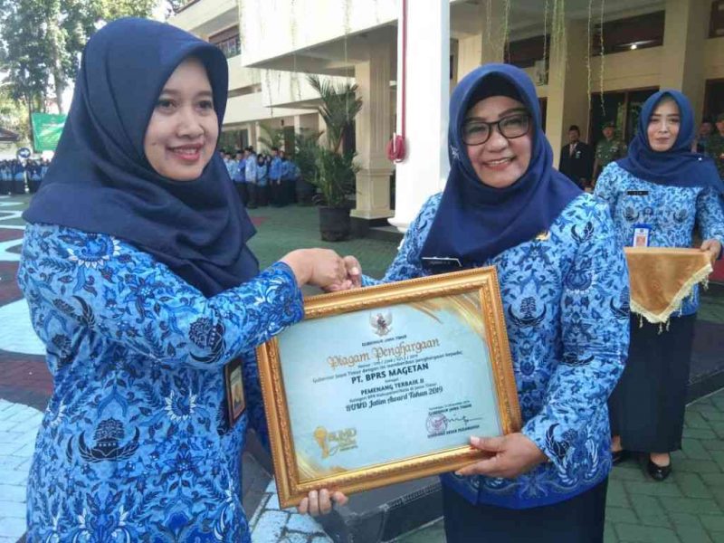 Dirut BPRS Magetan, Endang Kundarti Menerima Piagam BUMD Award Dari Wabup Magetan, Nanik Endang Rusminiarti, Senin ( 23/12).