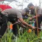 Kapolres Magetan, AKBP Festo Ari Permana Menanam Pohon Dibantu Kompol Jumadi, Wakapolres Magetan. ( Humas Polres Magetan For Magetan Today)