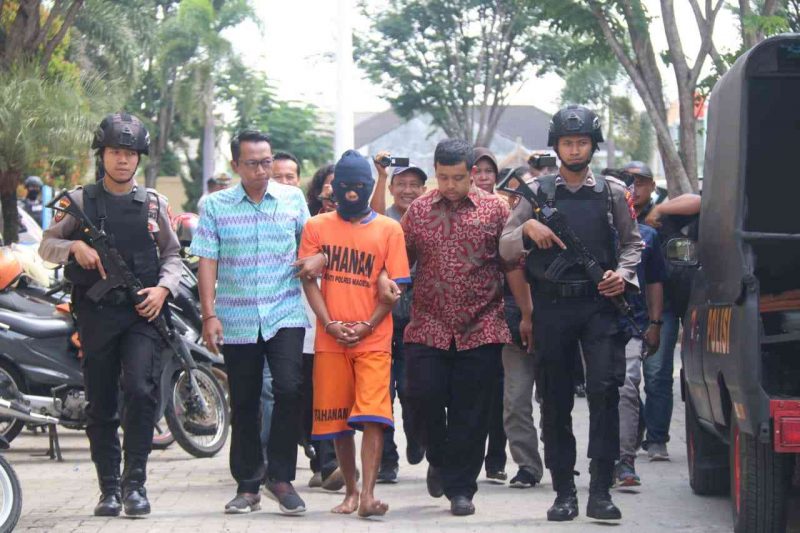 Tersangka DP digelandang Polisi Menuju Sel Tahanan Polres Magetan. ( Norik/Magetan Today)