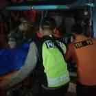 Jenasah Samingun Dievakuasi dan Dibawa Ke Kamar Jenasah RSUD Dokter Sayidiman Kabupaten Magetan. ( Norik/Magetan Today)