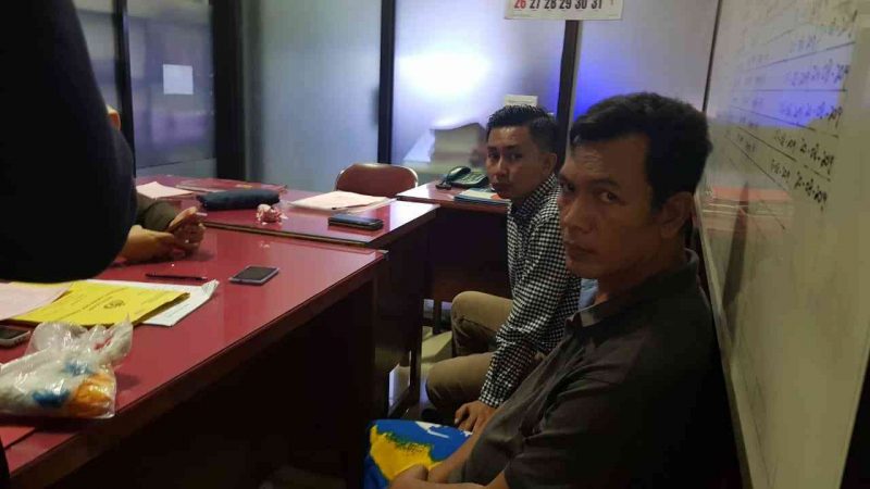 Tersangka Bambang Hermanto (Depan) Di Ruang Kasi Pidana Umum ( Pidum) Kejari Magetan. ( Norik/Magetan Today) 