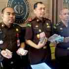Kajari Magetan, Muhammad Rizal Sumadiputra, Kasi Pidsus Kejari Magetan, Agus Zaeni dan Muhammad Safir, Kasi Barang Bukti Kejari Magetan menunjukan Pembayaran Denda Terpidana Korupsi Dana Hibah Panwaskab Magetan, Aris Yulistiono. ( Norik/Magetan Today).