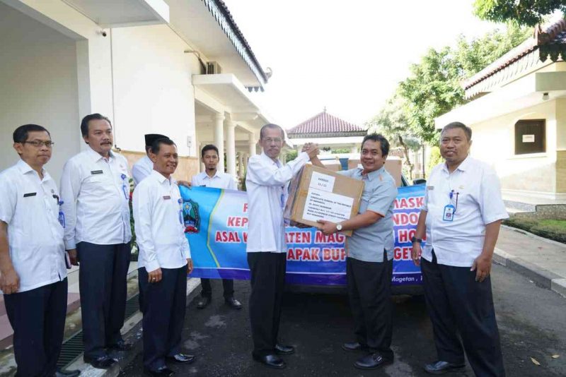 Bupati Magetan, Suprawoto, Menyerahkan Bantuan Melalui Pos Indonesia. (Humas For Magetan Today). 
