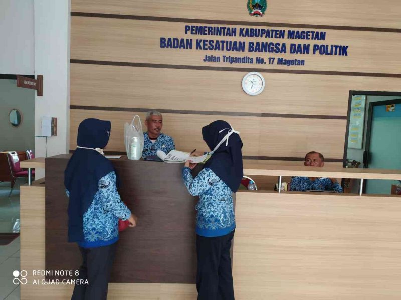 Pegawai Dinkes Kabupaten Magetan Bagikan Antiseptik ke Kantor OPD. ( Norik/Magetan Today)