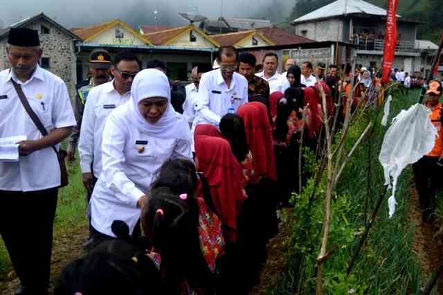 Siswa SDN Genilangit Kecamatan Poncol sambut Gubernur Jatim, Khofifah Indar Parawansa. (Norik/Magetan Today).