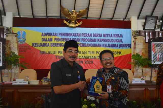 Sekda Magetan, Bambang Trianto, Memberikan Cinderamata Kepada Kepala DP3AK Provinsi Jawa Timur, Andrianto. (Norik/Magetan Today) 