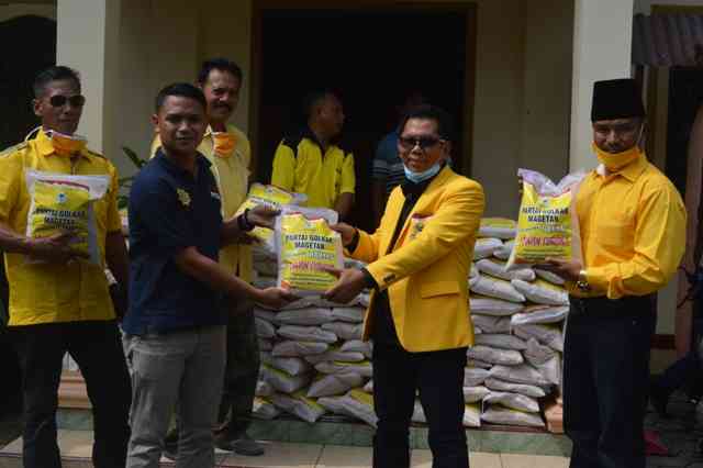 Ketua DPD Partai Golkar Kabupaten Magetan, Suratman Menyerahkan Bantuan Kepada Lurah Kebonagung, Kecamatan Magetan, ( Norik/Magetan Today)