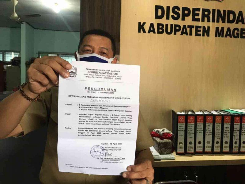 Sucipto, Kepala Disperindag Kabupaten Magetan Tunjukan Surat Himbauan Larangan Menyediakan Tempat Duduk. ( Istimewa).
