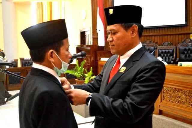 Ketua DPRD Magetan, Sujatno, Menyematkan Pin kepada Rahman Fauzi, Anggota DPRD Magetan. ( Norik/Magetan Today) 