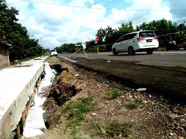 Kondisi Twinroad Maospati-Sukomoro  Ambles. ( Norik/Magetan Today)