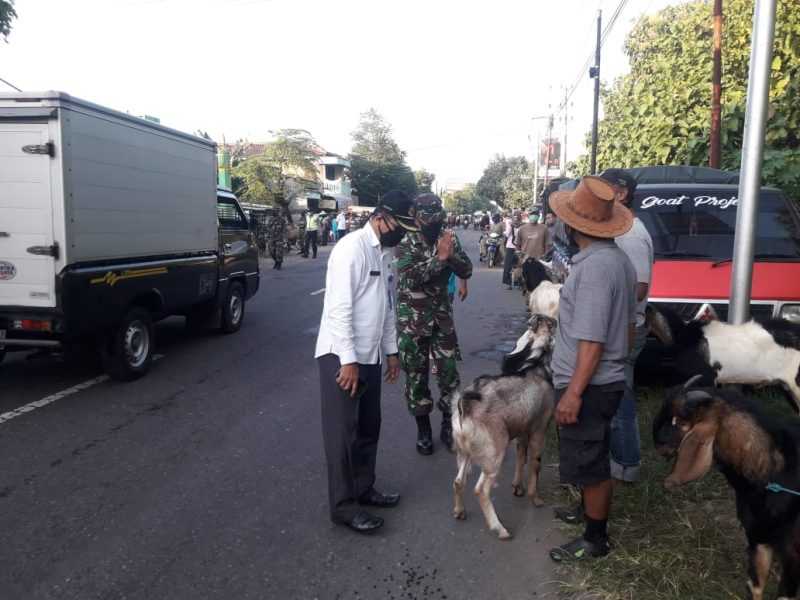 Sucipto, Kepala Disperindag Kabupaten Magetan Memantau Pasar Hewan Maospati. ( Istimewa).