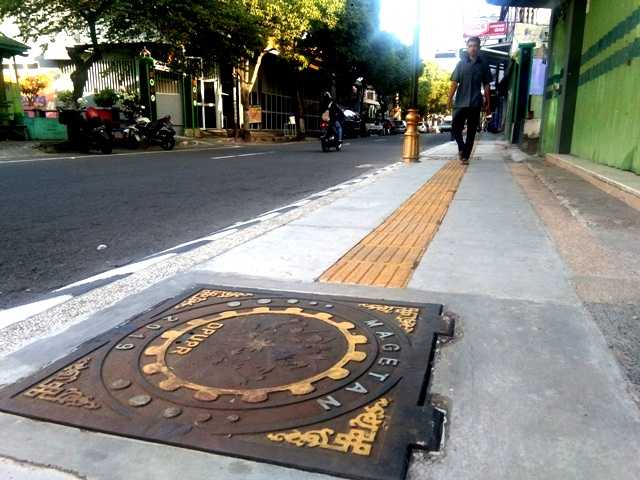  Trotoar Jalan Yos Sudarso Dilengkapi Guiding Block. ( Norik/Magetan Today).