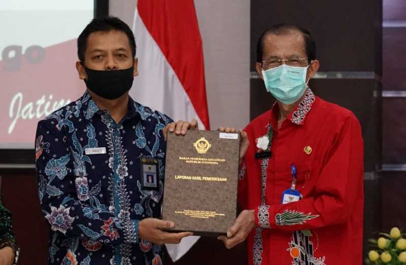 Bupati Magetan Suprawoto Menerima LHP LKPD Magetan Dari Kepala BPK RI perwakilan Jawa Timur Joko Agus Setyono. (Humpro Magetan)