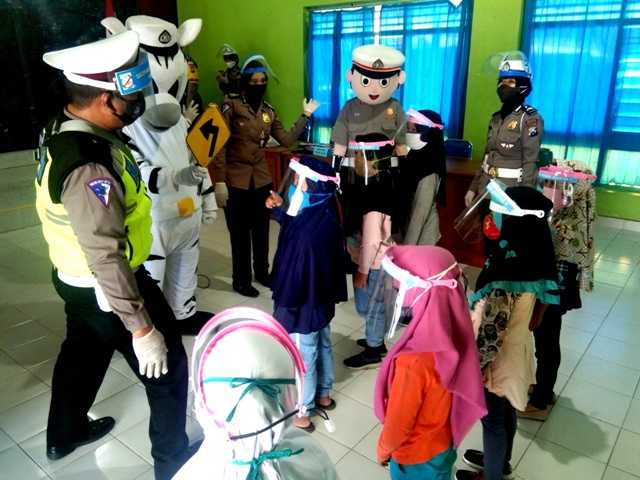 Anggota Satlantas Polres Magetan Menghibur Anak- Anak di Kampung Tangguh. ( Norik/Magetan Today)