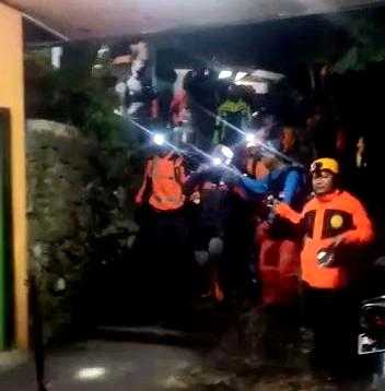 Evakuasi Jenasah Andi Sulistiawan Dari Gunung Lawu Melalui Cemoro Kandang, Jawa Tengah. ( Istimewa)