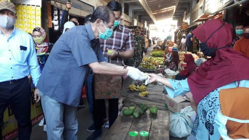 Bupati Magetan Suprawoto Bagikan Masker Kepada Pedagang Pasar Sayur Plaosan. ( Istimewa).