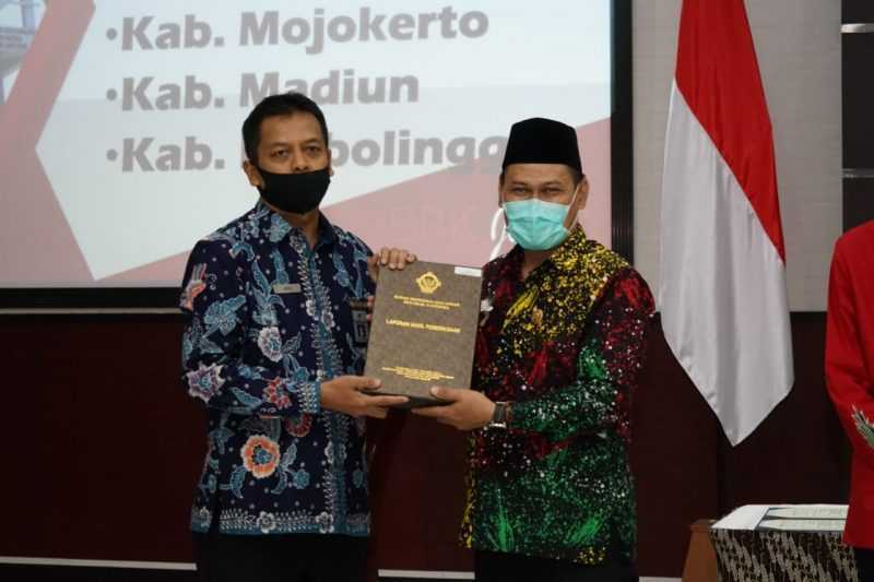 Ketua DPRD Kabupaten Magetan Sujatno Menerima LHP dari Kepala BPK RI Perwakilan Jawa Timur Joko Agus Setyono. (Humpro Magetan).