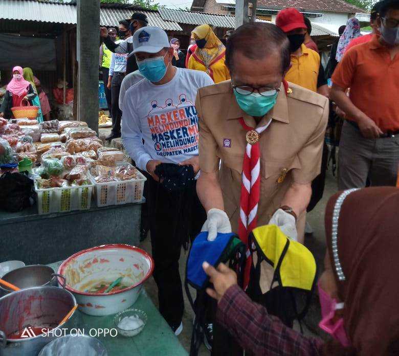 Bupati Magetan Suprawoto Memberikan Masker Kepada Pedagang Dipasar Tradisional Wilayah Plaosan. ( Istimewa)