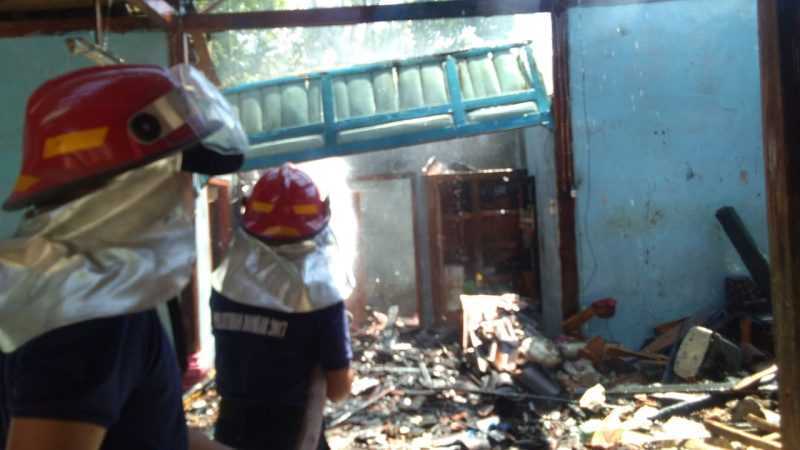 Petugas PMK Kabupaten Magetan Memadamkan Api Yang Melahap Rumah Sukiyem. ( Istimewa)