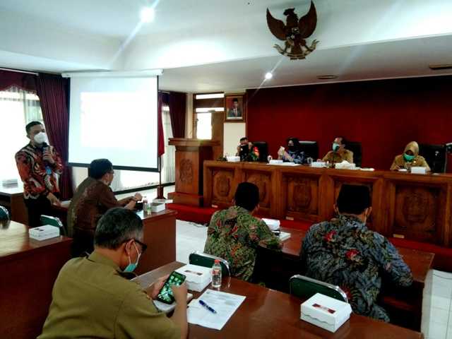Anggota Komisi E DPRD Jatim Deni Wicaksono Melakukan Tanya Jawab Dengan Bupati Magetan Suprawoto. (Norik/Magetan Today)
