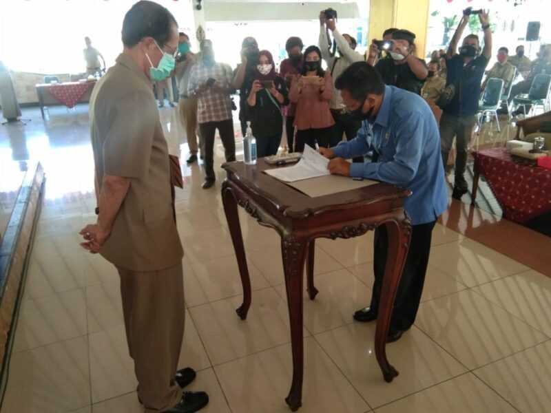 Choirul Anam Teken Kontrak Kerja Dirut PDAM Lawu Tirta Periode 2020-2025 Dihadapan Bupati Magetan Suprawoto. (Norik/Magetan Today).