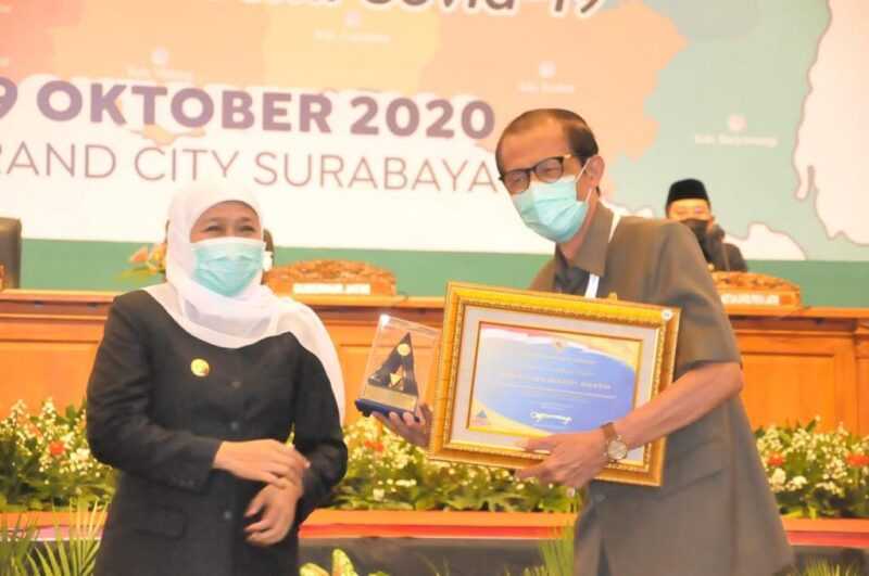 Bupati Magetan Suprawoto Menerima Penghargaan dan Plakat Atas Opini WTP dari Gubernur Jawa Timur Khofifah Indar Parawansa. ( Istimewa).