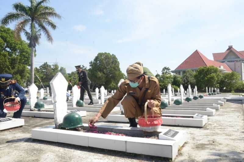 Bupati Magetan Suprawoto Ziarah Di Makam Taman Pahlawan (TMP) Magetan. ( Istimewa).