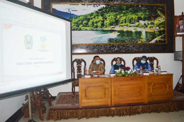 Kepala Dinas Sosial Kabupaten Magetan, Yayuk Sri Rahayu, Bersama Narasumber Dari BNI. (Norik/Magetan Today).