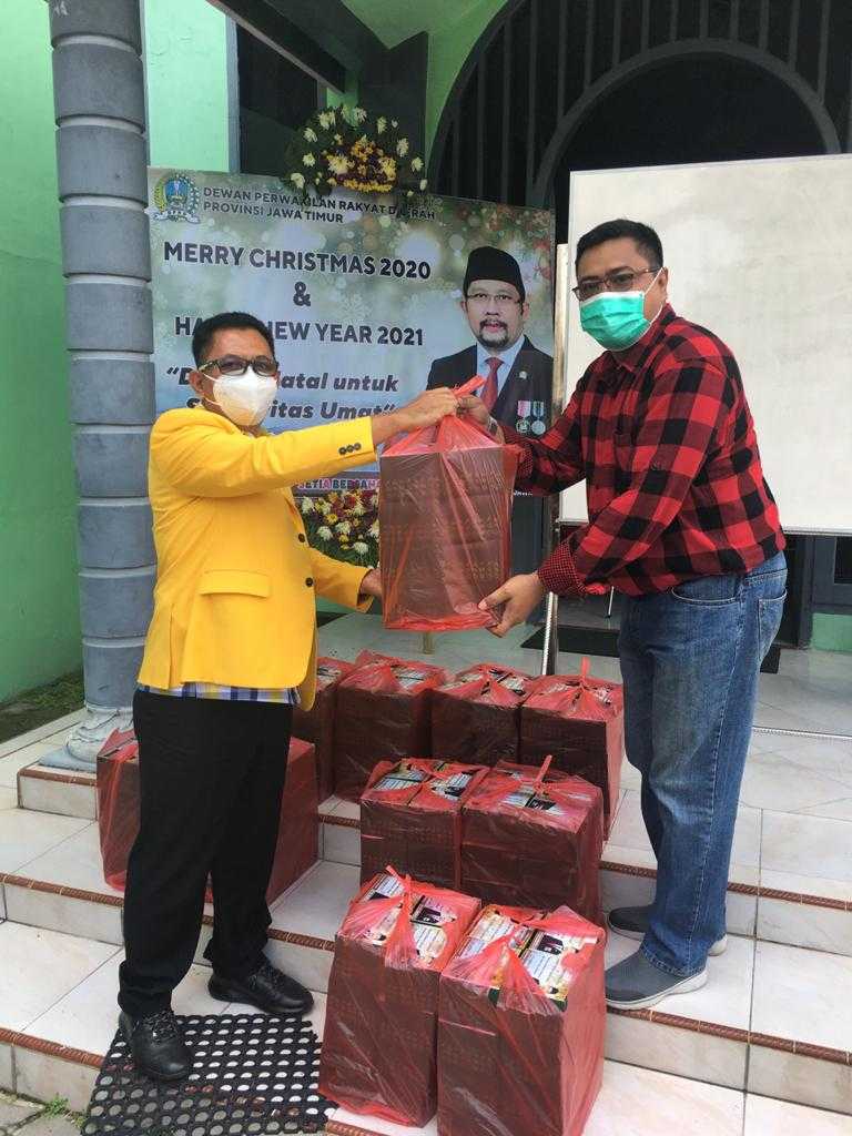 Ketua DPD Partai Golkar Magetan, Suratman, Memberikan Roti Kepada Umat Kristiani Magetan. ( Istimewa).