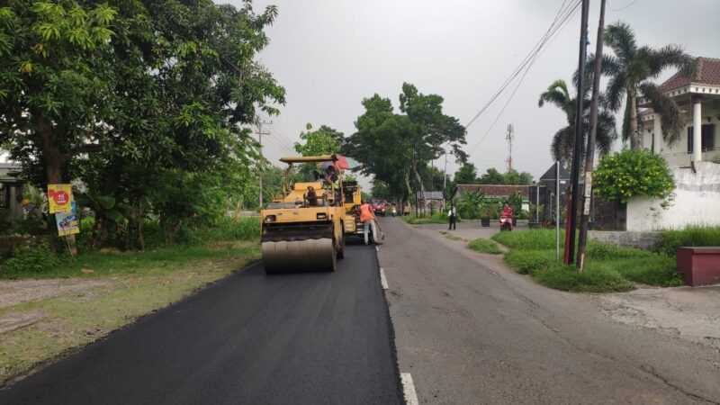 Pekerjaan Rehabilitasi Jalan Raya Takeran - Madigondo. ( Norik/Magetan Today).