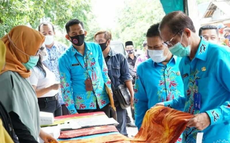 Ketua DPRD Magetan Sujatno Bersama Bupati Magetan Suprawoto Melihat Kualitas Batik Warga Desa Pragak. ( Istimewa)