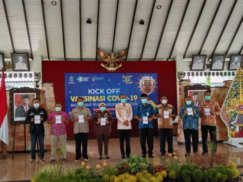 Bupati Magetan Suprawoto Bersama Penerima Covid-19 Pada Kick Off Vaksinasi Covid-19. ( Norik/Magetan Today). 