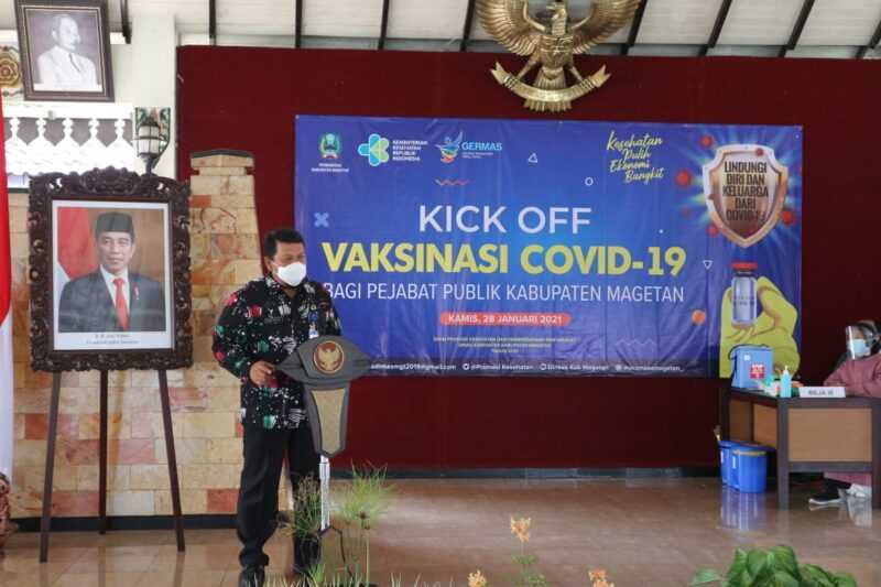Kepala Dinas Kesehatan, dr. Hari Widodo menyampaikan Laporan pada Kick Off Vaksinasi Covid-19 di Pendopo Surya Graha Magetan. ( Norik/Magetan Today).