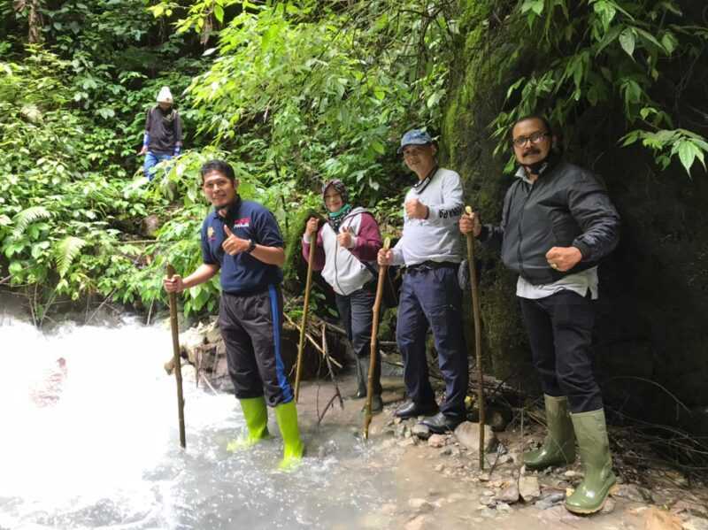 Joko Trihono, Kepala Disparbud Kabupaten bersama Hadi Sumarno, Kepala Bidang (Kabid) Pengelolaan Pariwisata, Camat Plaosan serta Kades Ngancar diarea Sumber Air Panas. ( Istimewa). 