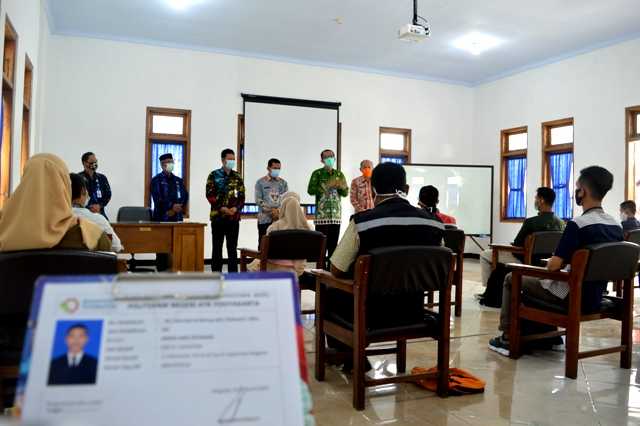 Bupati Magetan Suprawoto Memberikan Dukungan Kepada 54 Peserta Tes Seleksi Kuliah di Poltek ATK. ( Norik/Magetan Today)