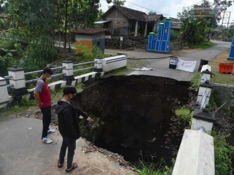 Kondisi Jembatan Bogem Kecamatan Sukomoro Ambrol Akibat Banjir. (Rifqi/Magetan)