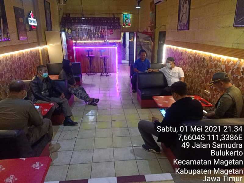 Kepala Disparbud Kabupaten Magetan, Joko Trihono bersama Satpol PP ketika melakukan pembinaan salah satu Karaoke diwilayah Magetan. (Istimewa)